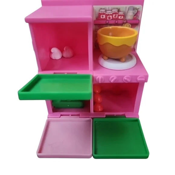 Strawberry Shortcake 5.5-inch Posable Fashion Doll in Playset - Picture 4 of 7